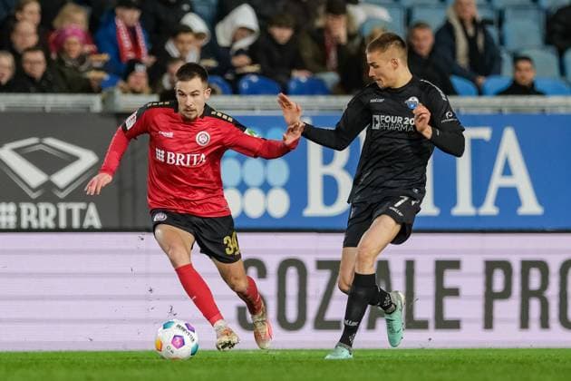 Amar Catic SV Wehen Wiesbaden, 34 in duel with Filip Bilbija SC Paderborn 07, 07 , GER, SV Wehen Wiesbaden vs SC Paderborn 07, Soccer, 2 Bundesliga, Matchday 23, Season 2023 2024, 23 02 2024 DFL REGULATES PROHIBIT ANY USE OF PHOTOGRAPHS AS IMAGE SEQUENCES AND OR QUASI VIDEO GER, SV Wehen Wiesbaden vs SC Paderborn 07, Football, 2 Bundesliga, Matchday 23, Season 2023 2024, 23 02 2024 Wiesbaden Copyright: xEibner-Pressefoto FlorianxWieganx EP_FWD