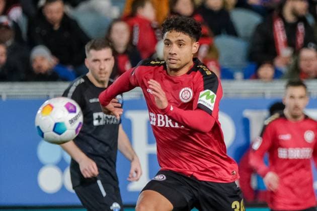 Kianz Froese SV Wehen Wiesbaden, 30 , GER, SV Wehen Wiesbaden vs SC Paderborn 07, Football, 2 Bundesliga, Matchday 23, Season 2023 2024, 23 02 2024 DFL REGULATIONS PROHIBIT ANY USE OF PHOTOGRAPHS AS IMAGE SEQUENCES AND OR QUASI VIDEO GER, SV Wehen Wiesbaden vs SC Paderborn 07, Football, 2 Bundesliga, Matchday 23, Season 2023 2024, 23 02 2024 Wiesbaden Copyright: xEibner-Pressefoto FlorianxWieganx EP_FWD