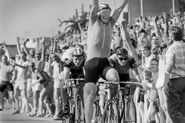 Radsport Radrennen Sieger Strasse DDR Radsport Frohburg Sachsen Bezirk Leipzig DDR 24.07.1988 DDR Meisterschaften Radrennen Strasse Einzel Sieger Martin Götze TSV Gröditz Siegerehrung 2.Platz Falk Boden links vor Olaf Ludwig rechts Frohburg Thüringen DDR *** Cycling Cycling Race Winner Road GDR Cycling Frohburg Saxony District Leipzig GDR 24 07 1988 GDR Championships Cycling Race Road Single Winner Martin Götze TSV Gröditz Award Ceremony 2nd place Falk Boden left in front of Olaf Ludwig right Frohburg Thuringia GDR