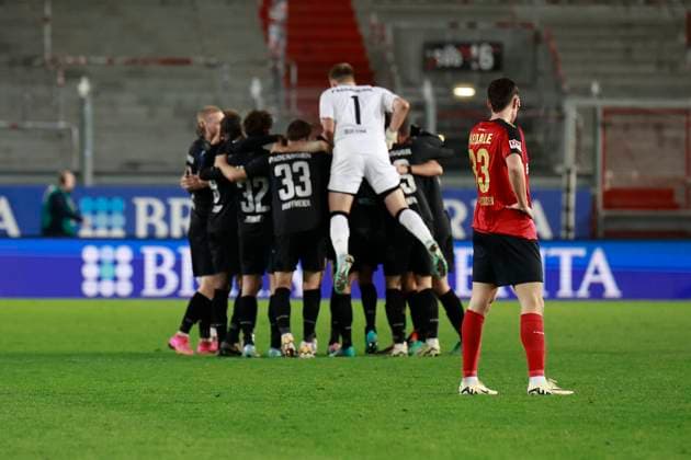 23 02 2024, xavx, Soccer 2 Bundesliga, SV Wehen Wiesbaden SC Paderborn 07 emspor, v l The team players from SC Paderborn 07 cheer after the end of the game John Iredale SV Wehen Wiesbaden disappointed, disappointed looking, dissapointed DFL DFB REGULATIONS PROHIBIT ANY USE OF PHOTOGRAPHS as IMAGE SEQUENCES and or QUASI VIDEO Wiesbaden