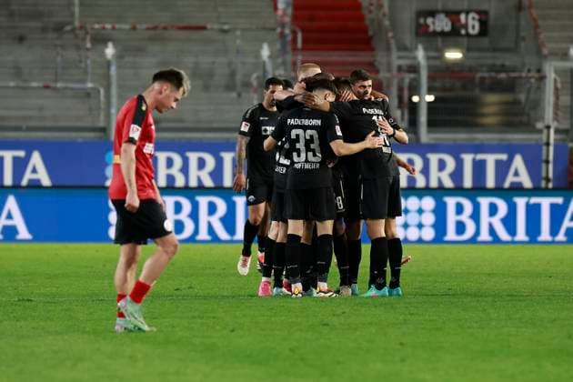 23 02 2024, xavx, Soccer 2 Bundesliga, SV Wehen Wiesbaden SC Paderborn 07 emspor, v l The team players from SC Paderborn 07 cheer after the end of the match Thijmen Goppel SV Wehen Wiesbaden disappointed, disappointed looking, dissapointed DFL DFB REGULATIONS PROHIBIT ANY USE OF PHOTOGRAPHS as IMAGE SEQUENCES and or QUASI VIDEO Wiesbaden