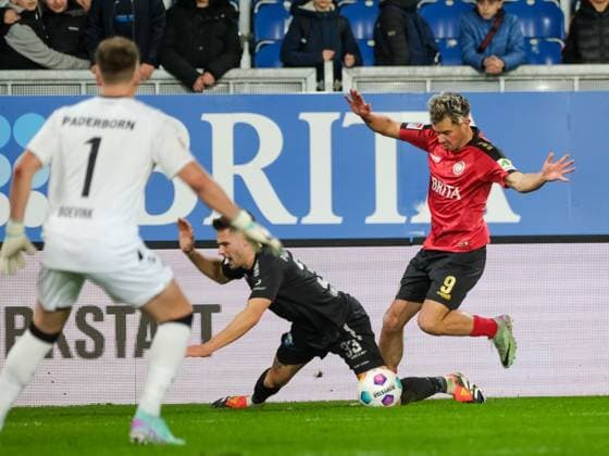 Marcel Hoffmeier SC Paderborn 07, 33 in duel with Thijmen Goppel SV Wehen Wiesbaden, 9 , GER, SV Wehen Wiesbaden vs SC Paderborn 07, Soccer, 2 Bundesliga, Matchday 23, Season 2023 2024, 23 02 2024 DFL REGULATES PROHIBIT ANY USE OF PHOTOGRAPHS AS IMAGE SEQUENCES AND OR QUASI VIDEO GER, SV Wehen Wiesbaden vs SC Paderborn 07, Football, 2 Bundesliga, Matchday 23, Season 2023 2024, 23 02 2024 Wiesbaden Copyright: xEibner-Pressefoto FlorianxWieganx EP_FWD