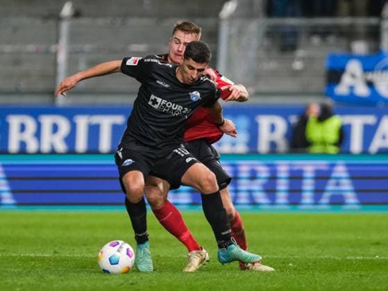 Pelle Boevink SC Paderborn 07, 01 in duel with Florian Carstens SV Wehen Wiesbaden, 17 , GER, SV Wehen Wiesbaden vs SC Paderborn 07, Soccer, 2 Bundesliga, Matchday 23, Season 2023 2024, 23 02 2024 DFL REGULATES PROHIBIT ANY USE OF PHOTOGRAPHS AS IMAGE SEQUENCES AND OR QUASI VIDEO GER, SV Wehen Wiesbaden vs SC Paderborn 07, Football, 2 Bundesliga, Matchday 23, Season 2023 2024, 23 02 2024 Wiesbaden Copyright: xEibner-Pressefoto FlorianxWieganx EP_FWD