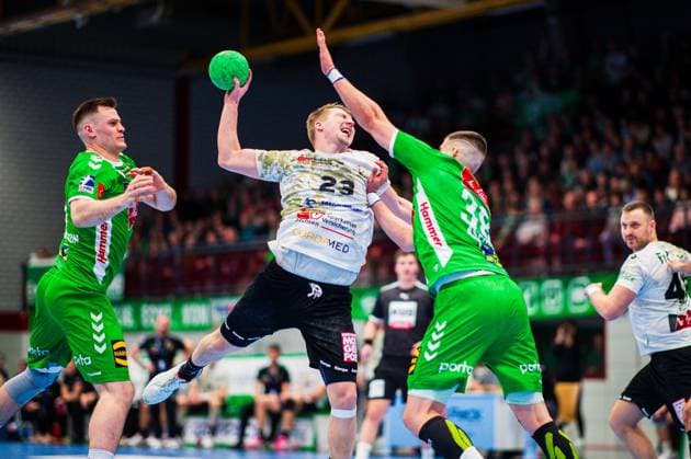 23 02 2024 Handball, 2023 2024, 2 Bundesliga, 22 Matchday, GWD Minden HC Elbflorenz Dresden L R Sveinn Johannsson Minden , Ivar Stavast Elbflorenz , Carles Asensio Cambra Minden