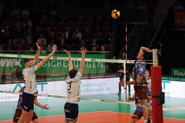 Volleyball Bundesliga Men, WWK Volleys Herrsching vs ASV Dachau, 23 02 2024 Volleyball Bundesliga Men, WWK Volleys Herrsching blue vs ASV Dachau white , Main Round, Munich, 23 02 2024 Picture Attack Jonas Kaminski 8, WWK Volleys Herrsching vs Block Dachau, Fabian Suck 15, ASV Dachau , Moritz Gärtner 3, ASV Dachau Copyright: xBEAUTIFULxSPORTS NilsxKoepkex