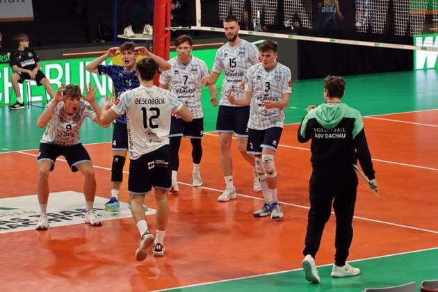 Volleyball Bundesliga Men, WWK Volleys Herrsching vs ASV Dachau, 23 02 2024 Volleyball Bundesliga Men, WWK Volleys Herrsching blue vs ASV Dachau white , main round, Munich, 23 02 2024 Picture cheering with fun, Dachau Copyright: xBEAUTIFULxSPORTS NilsxKoepkex