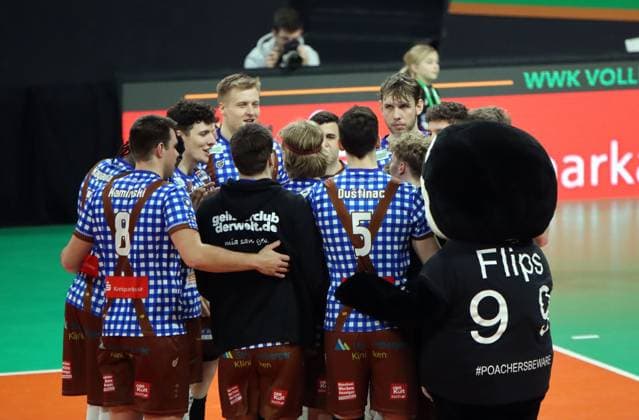 Volleyball Bundesliga Men, WWK Volleys Herrsching vs ASV Dachau, 23 02 2024 Volleyball Bundesliga Men, WWK Volleys Herrsching blue vs ASV Dachau white , main round, Munich, 23 02 2024 Picture WWK Volleys Herrsching blue celebrating victory, with mascot Copyright: xBEAUTIFULxSPORTS NilsxKoepkex