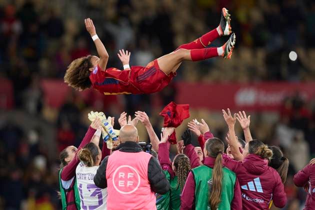 Bilder des Jahres 2024, Sport 02 Feburar Sport Themen der Woche KW08 Sport Bilder des Tages Vicky Lopez (Spain) is lifted off the air after its debut, UEFA Women s Nations League 2024 Semi-final, Spain vs Netherlands, La Cartuja Stadium, February 23, 2024, Seville, Spain.