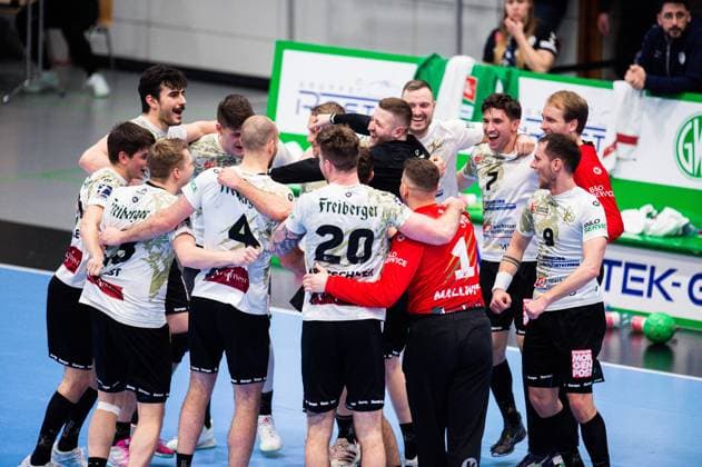 23 02 2024 Handball, 2023 2024, 2 Bundesliga, 22 Matchday, GWD Minden HC Elbflorenz Dresden Final cheer Elbflorenz , M Mindaugas Dumcius Elbflorenz in a jubilant crowd