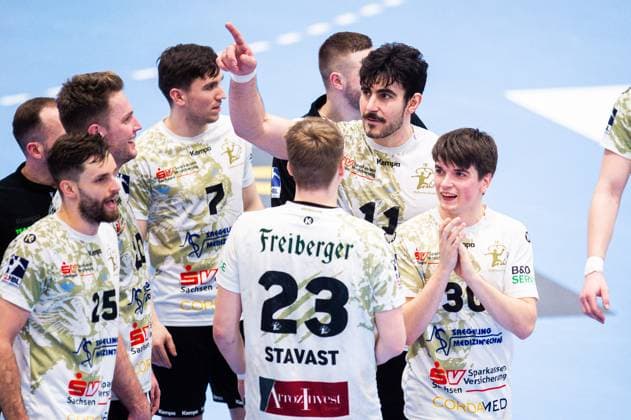 23 02 2024 Handball, 2023 2024, 2 Bundesliga, 22 Matchday, GWD Minden HC Elbflorenz Dresden Team Elbflorenz at the final cheer, M Doruk Pehlivan Elbflorenz