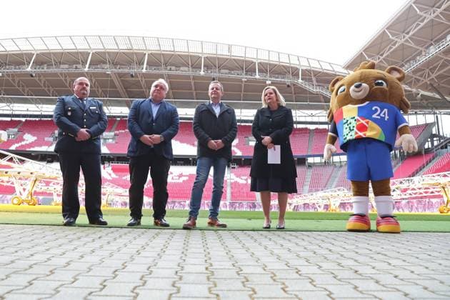 Planning status UEFA EURO 2024 Federal Minister of the Interior Nancy Faeser in Leipzig, 23 02 2023 René Demmler Chief of Police Leipzig , Prof Jörg Junhold Director of Leipzig Zoo Ambassador of the Host City Leipzig , Torsten Bonew First Mayor of the City of Leipzig Alderman for Finance , Nancy Faeser Federal Minister of the Interior and for Homeland Federal Minister of the Interior and the Leipzig UEFA EURO 2024 mascot Albärt Exchange on the planning status UEFA EURO 2024 at Leipzig Stadium, 23 02 2024 Copyright: xBEAUTIFULxSPORTS JanxKaeferx