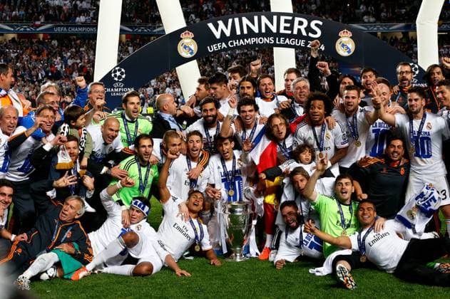 Onderwerp Subject: Real Madrid v Atletico Madrid - Champions League Reklame: Club Team Country: Seizoen Season: 2013 2014 FOTO PHOTO: F.L.T.R(TOP): Xabi ALONSO ( Xabier Alonso OLANA ) of Real Madrid and Assistant Coach Zinedine ZIDANE ( Zinedine Yazid ZIDANE ) of Real Madrid and Goalkeeper Jesus FERNANDEZ ( Jesus Fernandez COLLADO ) of Real Madrid and ARBELOA ( Alvaro Arbeloa COCA ) of Real Madrid and MORATA ( Alvaro Borja Morata MARTIN ) of Real Madrid and Sami KHEDIRA of Real Madrid and PEPE ( Kepler Laveran Lima FERREIRA ) of Real Madrid and Coach Carlo ANCELOTTI of Real Madrid and MARCELO ( Marcelo VIEIRA DA SILVA JUNIOR ) of Real Madrid and NACHO ( Jose Ignacio Fernandez IGLESIAS ) of Real Madrid and ISCO ( Francisco Roman Alarcon SUAREZ ) of Real Madrid and Cristiano RONALDO ( Cristiano RONALDO DOS SANTOS AVEIRO ) of Real Madrid F.L.T.R(MIDDLE):Goalkeeper Diego LOPEZ ( Diego Lopez RODRIGUEZ ) of Real Madrid and Karim BENZEMA of Real Madrid and Sergio RAMOS ( Sergio Ramos GARCIA ) of Real Madrid and Luka MODRIC of Real Madrid F.L.T.R(BOTTOM): Gareth BALE ( Gareth Frank BALE ) of Real Madrid and Raphael VARANE of Real Madrid and Jese RODRIGUEZ ( Jese Rodriguez RUIZ ) of Real Madrid and Fabio COENTRAO ( Fabio ALEXANDRE DA SILVA COENTRAO ) of Real Madrid and Goalkeeper Iker CASILLAS ( Iker Casillas FERNANDEZ ) of Real Madrid and CASEMIRO ( Carlos Henrique CASIMIRO ) of Real Madrid celebrating Champions League victory with the Trophy. (Photo by PICS UNITED) LISBON PORTUGAL Content not available for redistribution in The Netherlands directly or indirectly through any third parties. Copyright: xBSRxAgencyx 14690524ICS7255