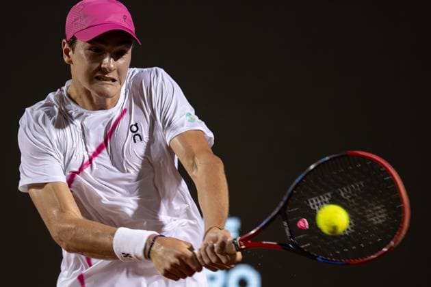 (240224) -- RIO DE JANEIRO, Feb. 24, 2024 -- Joao Fonseca of Brazil hits a return during the quarterfinal against Mariano Navone of Argentina at the 2024 ATP500 Rio Open at Jockey Club Brasileiro in Rio de Janeiro, Brazil, Feb. 23, 2024. ) (SP)BRAZIL-RIO DE JANEIRO-TENNIS-ATP500-RIO OPEN-QUARTERFINALS WangxTiancong 