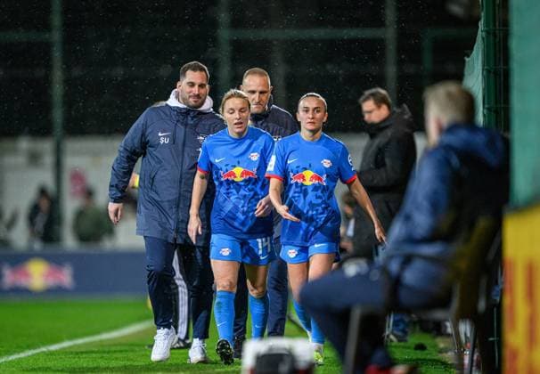 Leipzigs head coach Coach Saban Uzun with Mimmi Larsson and Lara Marti Football 1 Womens Bundesliga, Matchday 14 RB Leipzig Eintracht Frankfurt 2 1 17 February 2024 Leipzig, Training Center on Cottaweg RB Leipzig Eintracht Frankfurt 2 1