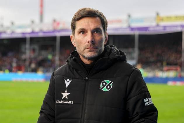 Coach Stefan Leitl Hannover 96 watches, 2 Bundesliga, VfL Osnabrueck vs Hannover 96, Bremer Bruecke, 24 02 2024, Osnabrueck, Germany