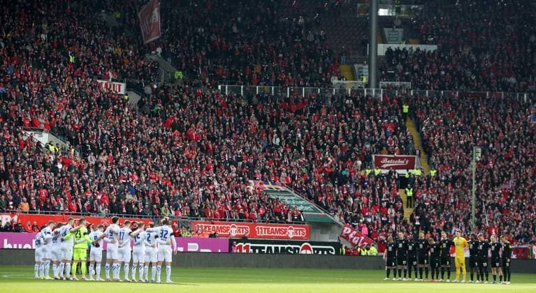 Minutes silence in memory of Andreas Brehme, 24 02 2024, Football, 2 Bundesliga, FC Kaiserslautern Karlsruher SC, 23 Matchday, Season 2023 24, Fritz Walter Stadion, Kaiserslautern, Germany, zmdz, DFB DFL regulations prohibit any use of photographs as image sequences and or quasi video FC Kaiserslautern Karlsruher SC
