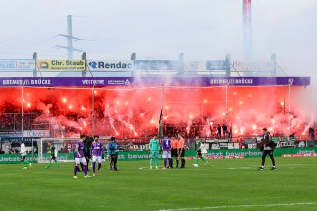 The fans of Hannover 96 send off pyrotechnics before kick-off, 2 Bundesliga, VfL Osnabrueck vs Hannover 96, Bremer Bruecke, 24 02 2024, Osnabrueck, Germany