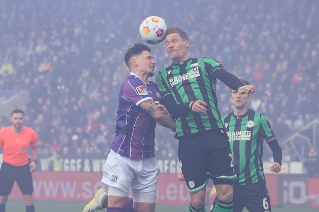 Erik Engelhardt VfL Osnabrueck and Marcel Halstenberg Hannover 96 fight for the ball, 2 Bundesliga, VfL Osnabrueck vs Hannover 96, Bremer Bruecke, 24 02 2024, Osnabrueck, Germany