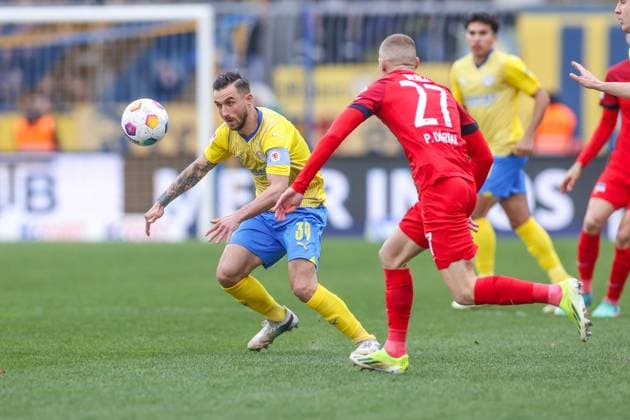 24 02 2024, Soccer, 2 Bundesliga, Matchday 23, Season 2023 2024, Eintracht Braunschweig Hertha BSC, f l Robin Krauße Eintracht Braunschweig , Palko Dardai Hertha BSC Braunschweig Eintracht Stadion NDS Germany xRHR PHOTO TRx Copyright: RHR-FOTOx RHR-FOTO TR