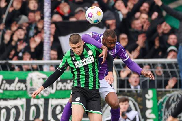 Nicolo Tresoldi Hannover 96 and Oumar Diakhite VfL Osnabrueck fight for the ball, 2 Bundesliga, VfL Osnabrueck vs Hannover 96, Bremer Bruecke, 24 02 2024, Osnabrueck, Germany