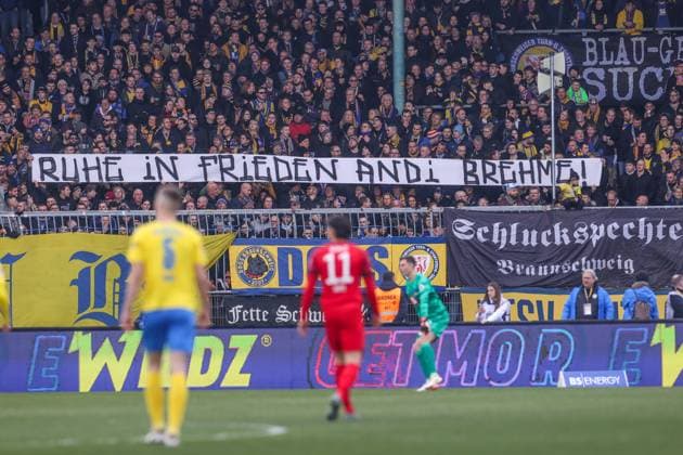 24 02 2024, Football, 2 Bundesliga, Matchday 23, Season 2023 2024, Eintracht Braunschweig Hertha BSC, Fans of Eintracht Braunschweig commemorate Andreas Brehme Braunschweig Eintracht Stadion NDS Germany xRHR PHOTO TRx Copyright: RHR-FOTOx RHR-FOTO TR
