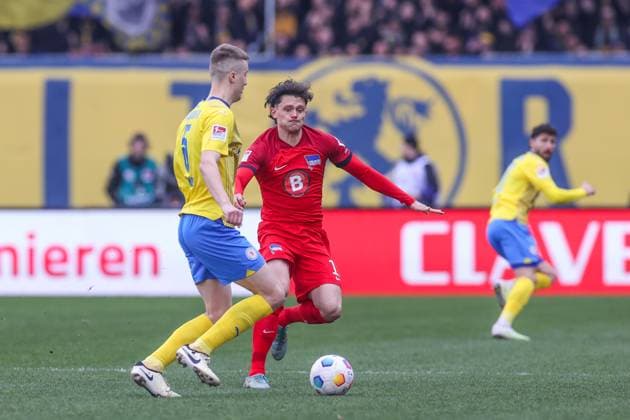 24 02 2024, Soccer, 2 Bundesliga, Matchday 23, Season 2023 2024, Eintracht Braunschweig Hertha BSC, f l Robert Ivanov Eintracht Braunschweig , Fabian Reese Hertha BSC Braunschweig Eintracht Stadion NDS Germany xRHR PHOTO TRx Copyright: RHR-FOTOx RHR-FOTO TR