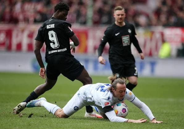 Ragnar Ache 9, FC Kaiserslautern , Robin Bormuth 32, Karlsruher SC 24 02 2024, Soccer, 2 Bundesliga, FC Kaiserslautern Karlsruher SC, 23 Matchday, Season 2023 24, Fritz Walter Stadion, Kaiserslautern, Germany, zmdz, DFB DFL regulations prohibit any use of photographs as image sequences and or quasi video FC Kaiserslautern Karlsruher SC