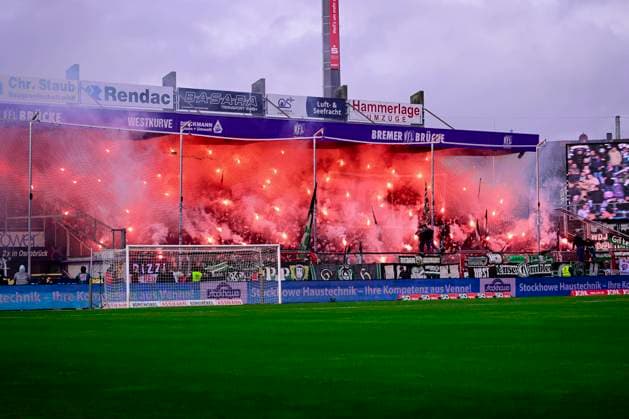 Pyro Pyrotechnics Fanblock Hannover, VfL Osnabrueck vs Hannover 96, Football, 2 Bundesliga, 23 Matchday, 24 02 2024 DFB regulations prohibit any use of photographs as image sequences and or quasi video Osnabrueck Niedersachsen Germany Copyright: xkolbert-press MarcxNiemeyerx