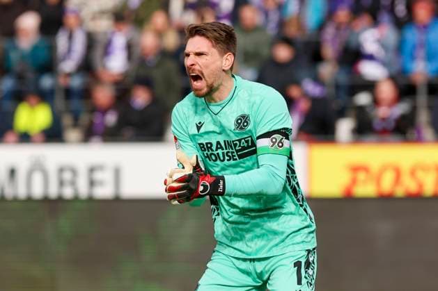 Goalkeeper Ron Robert Zieler Hannover 96 claps his hands, 2 Bundesliga, VfL Osnabrueck vs Hannover 96, Bremer Bruecke, 24 02 2024, Osnabrueck, Germany