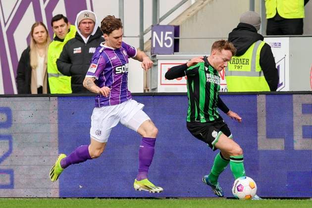 Florian Kleinhansl VfL Osnabrueck and Jannik Dehm Hannover 96 fight for the ball, 2 Bundesliga, VfL Osnabrueck vs Hannover 96, Bremer Bruecke, 24 02 2024, Osnabrueck, Germany