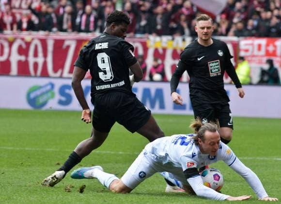 Soccer 2 Bundesliga Season 2023 24 Kaiserslautern Fritz Walter Stadion 24 02 2024 1 FC Kaiserslautern fck Karlsruher SC ksc V li Ragnar ACHE 1 FC Kaiserslautern Robin BORMUTH Karlsruher SC , Marlon RITTER 1 FC Kaiserslautern Soccer 2 Bundesliga 1 FC Kaiserslautern