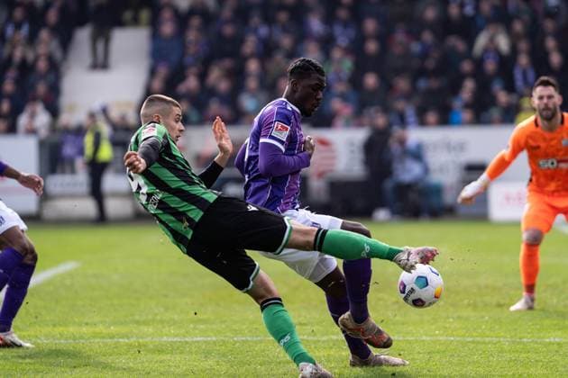 GER, 2 FBL VfL Osnabrück vs Hannover 96 24 02 2024, Bremer Brücke, Osnabrück, GER, 2 FBL VfL Osnabrück vs Hannover 96 In the picture duel between Hendrik Weydandt Hannover 96, 9 and Maxwell Gyamfi VfL Osnabrück Osnabrueck, 4 nordphotoxGmbHxx xChristianxSchulze nph000300