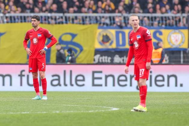 24 02 2024, Soccer, 2 Bundesliga, Matchday 23, Season 2023 2024, Eintracht Braunschweig Hertha BSC, f l Andreas Bouchalakis Hertha BSC , Palko Dardai Hertha BSC Braunschweig Eintracht Stadion NDS Germany xRHR PHOTO TRx Copyright: RHR-FOTOx RHR-FOTO TR