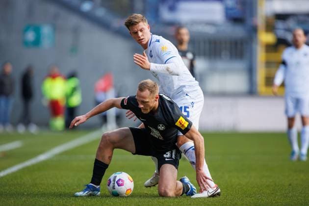 Ben Zolinski 1 FC Kaiserslautern in duel with Dzenis Burnic Karlsruher SC , 1 FC Kaiserslautern vs Karlsruher SC, Soccer, 2 Bundesliga, Season 2023 2024, 24 02 2024 1 FC Kaiserslautern vs Karlsruher SC, Soccer, 2 Bundesliga, Season 2023 2024, 24 02 2024 Kaiserslautern Copyright: xEibner-Pressefoto AlexanderxNeisx EP_ANS