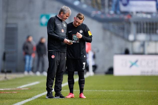 Friedhelm Funkel Coach 1 FC Kaiserslautern gives instructions to Marlon Ritter 1 FC Kaiserslautern, 1 FC Kaiserslautern vs Karlsruher SC, Football, 2 Bundesliga, Season 2023 2024, 24 02 2024 1 FC Kaiserslautern vs Karlsruher SC, Football, 2 Bundesliga, Season 2023 2024, 24 02 2024 Kaiserslautern Copyright: xEibner-Pressefoto AlexanderxNeisx EP_ANS