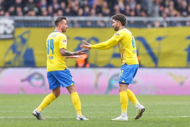 24 02 2024, Soccer, 2 Bundesliga, Matchday 23, Season 2023 2024, Eintracht Braunschweig Hertha BSC, f l Robin Krauße Eintracht Braunschweig cheering with Fabio Kaufmann Eintracht Braunschweig Braunschweig Eintracht Stadion NDS Germany xRHR PHOTO TRx Copyright: RHR-FOTOx RHR-FOTO TR