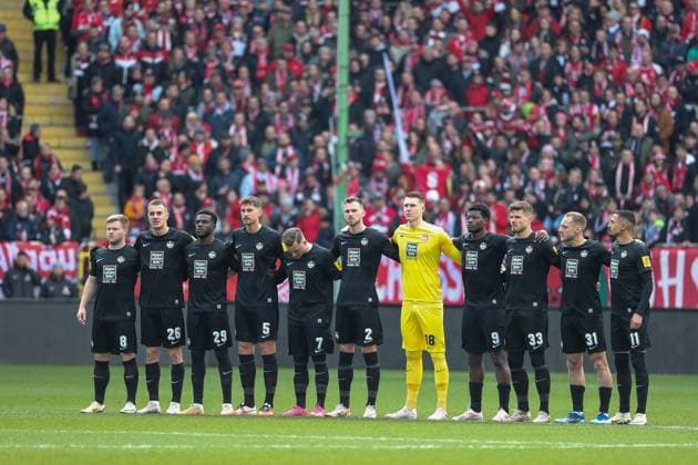 24 02 2024, xusrbx, Soccer 2 Bundesliga, 1 FC Kaiserslautern Karlsruher SC emspor, the players of 1 FC Kaiserslautern, before the match, DFL DFB REGULATIONS PROHIBIT ANY USE OF PHOTOGRAPHS as IMAGE SEQUENCES and or QUASI VIDEO Kaiserslautern