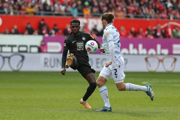 24 02 2024, xusrbx, Soccer 2 Bundesliga, 1 FC Kaiserslautern Karlsruher SC emspor, v l Richmond Tachie 1 FC Kaiserslautern, 29 , Sebastian Jung Karlsruher SC , 2 , DFL DFB REGULATIONS PROHIBIT ANY USE OF PHOTOGRAPHS as IMAGE SEQUENCES and or QUASI VIDEO Kaiserslautern