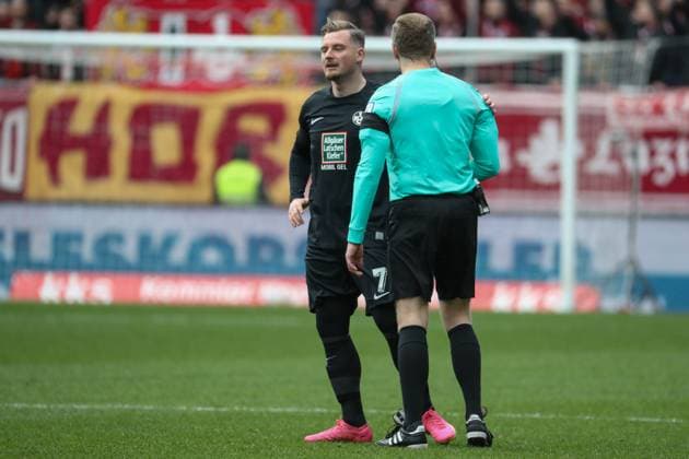 24 02 2024, xusrbx, Soccer 2 Bundesliga, 1 FC Kaiserslautern Karlsruher SC emspor, v l Marlon Ritter 1 FC Kaiserslautern, 7 , Tobias Welz Referee , DFL DFB REGULATIONS PROHIBIT ANY USE OF PHOTOGRAPHS as IMAGE SEQUENCES and or QUASI VIDEO Kaiserslautern