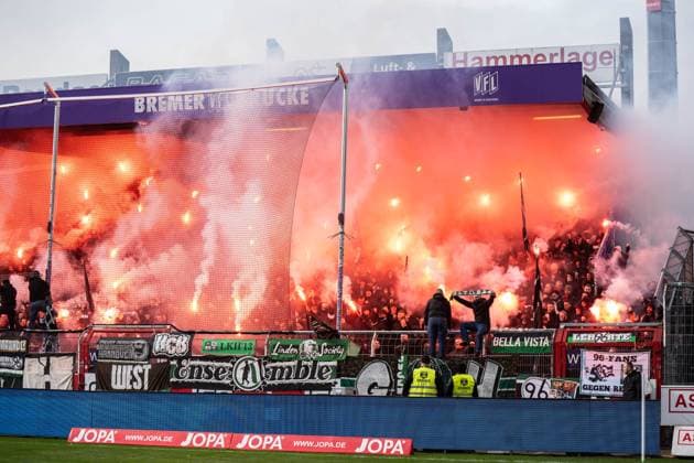 GER, 2 FBL VfL Osnabrück vs Hannover 96 24 02 2024, Bremer Brücke, Osnabrück, GER, 2 FBL VfL Osnabrück vs Hannover 96 In the picture pyrotechnics in the block of Hannover 96 nordphotoxGmbHxx xChristianxSchulze nph000300