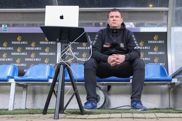2 Bundesliga VfL Osnabrück Hannover 96 on 24 02 2024 at Bremer Brücke in Osnabrück Coach Uwe Koschinat Osnabrueck pensive MH