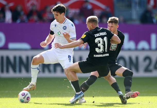 Igor Matanovic 9, Karlsruher SC , Ben Zolinski 31, FC Kaiserslautern 24 02 2024, Soccer, 2 Bundesliga, FC Kaiserslautern Karlsruher SC, 23 Matchday, Season 2023 24, Fritz Walter Stadion, Kaiserslautern, Germany, zmdz, DFB DFL regulations prohibit any use of photographs as image sequences and or quasi video FC Kaiserslautern Karlsruher SC