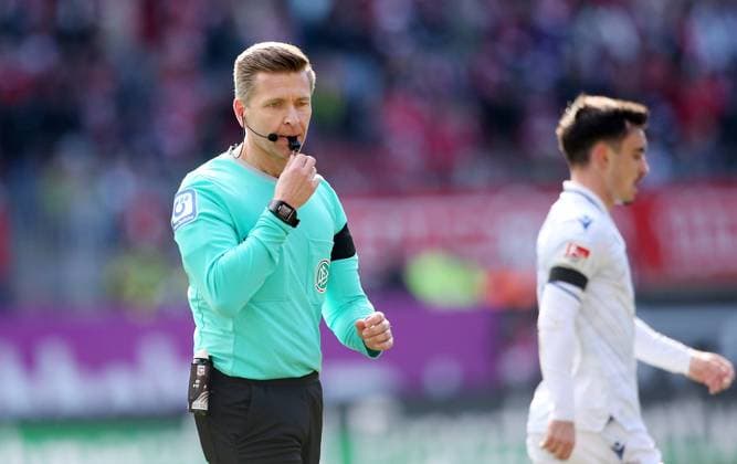 Referee Tobias Welz 24 02 2024, Soccer, 2 Bundesliga, FC Kaiserslautern Karlsruher SC, Matchday 23, Season 2023 24, Fritz Walter Stadion, Kaiserslautern, Germany, zmdz, DFB DFL regulations prohibit any use of photographs as image sequences and or quasi video FC Kaiserslautern Karlsruher SC