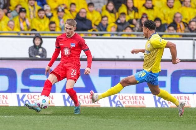 24 02 2024, Soccer, 2 Bundesliga, Matchday 23, Season 2023 2024, Eintracht Braunschweig Hertha BSC, f l Marten Winkler Hertha BSC , Anton Donkor Eintracht Braunschweig Braunschweig Eintracht Stadion NDS Germany xRHR PHOTO TRx Copyright: RHR-FOTOx RHR-FOTO TR