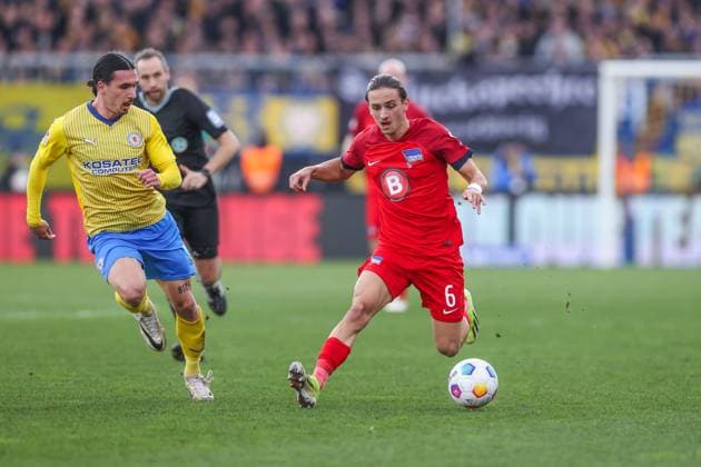 24 02 2024, Soccer, 2 Bundesliga, Matchday 23, Season 2023 2024, Eintracht Braunschweig Hertha BSC, f l Rayan Philippe Eintracht Braunschweig , Michal Karbownik Hertha BSC Braunschweig Eintracht Stadion NDS Germany xRHR PHOTO TRx Copyright: RHR-FOTOx RHR-FOTO TR