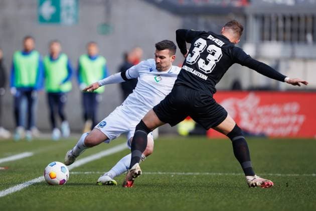 Jerome Gondorf Karlsruher SC in duel with Jan Elvedi 1 FC Kaiserslautern , 1 FC Kaiserslautern vs Karlsruher SC, Soccer, 2 Bundesliga, Season 2023 2024, 24 02 2024 1 FC Kaiserslautern vs Karlsruher SC, Soccer, 2 Bundesliga, Season 2023 2024, 24 02 2024 Kaiserslautern Copyright: xEibner-Pressefoto AlexanderxNeisx EP_ANS