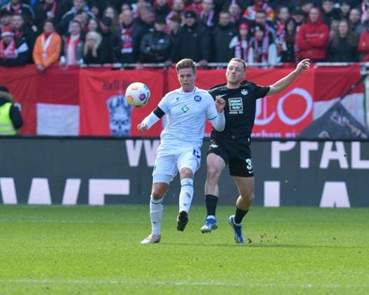 Soccer 2 Bundesliga Season 2023 24 Kaiserslautern Fritz Walter Stadion 24 02 2024 1 FC Kaiserslautern fck Karlsruher SC ksc Marvin WANITZEK Karlsruher SC , li Ben ZOLINSKI 1 FC Kaiserslautern Soccer 2 Bundesliga 1 FC Kaiserslautern