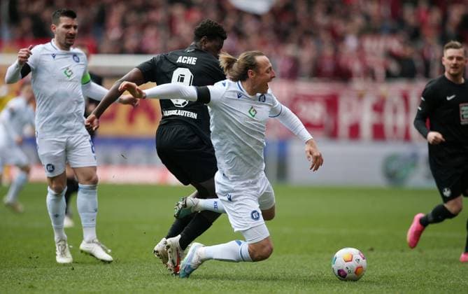 Ragnar Ache 9, FC Kaiserslautern , Robin Bormuth 32, Karlsruher SC 24 02 2024, Soccer, 2 Bundesliga, FC Kaiserslautern Karlsruher SC, 23 Matchday, Season 2023 24, Fritz Walter Stadion, Kaiserslautern, Germany, zmdz, DFB DFL regulations prohibit any use of photographs as image sequences and or quasi video FC Kaiserslautern Karlsruher SC