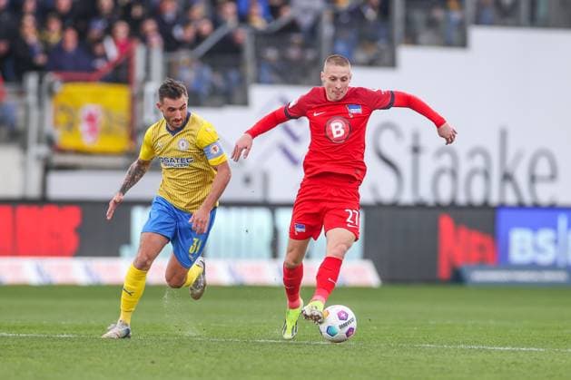 24 02 2024, Soccer, 2 Bundesliga, Matchday 23, Season 2023 2024, Eintracht Braunschweig Hertha BSC, f l Robin Krauße Eintracht Braunschweig , Palko Dardai Hertha BSC Braunschweig Eintracht Stadion NDS Germany xRHR PHOTO TRx Copyright: RHR-FOTOx RHR-FOTO TR