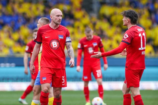 24 02 2024, Soccer, 2 Bundesliga, Matchday 23, Season 2023 2024, Eintracht Braunschweig Hertha BSC, f l Toni Leistner Hertha BSC , Fabian Reese Hertha BSC Braunschweig Eintracht Stadion NDS Germany xRHR PHOTO TRx Copyright: RHR-FOTOx RHR-FOTO TR